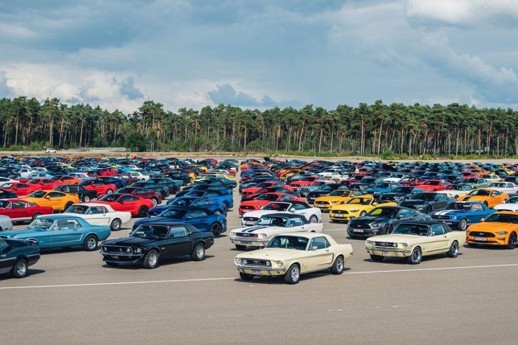 Ford Mustang  Parade